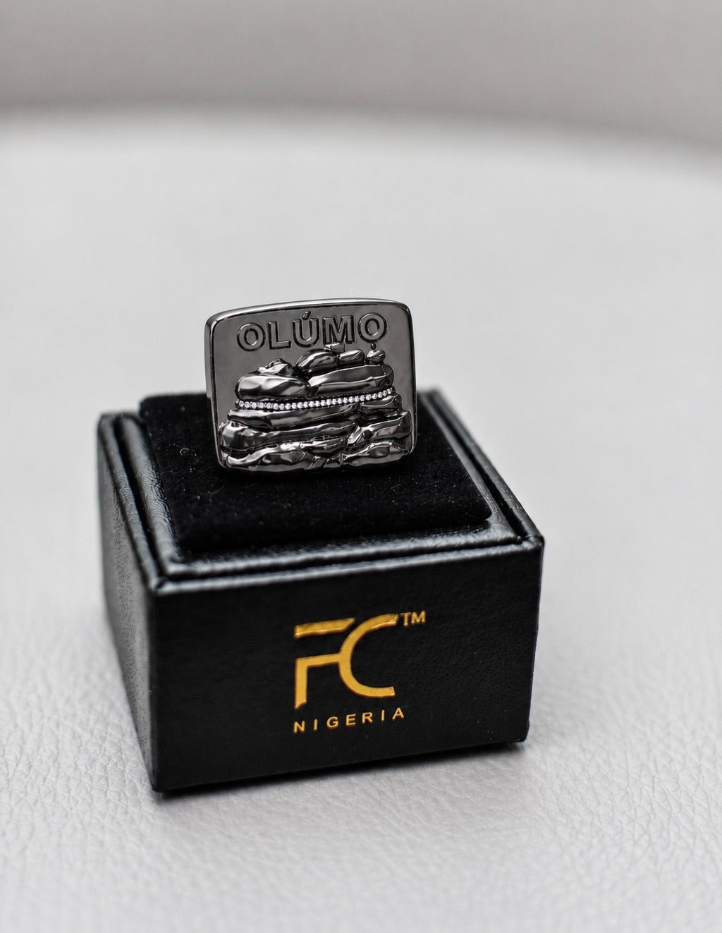 OLUMO GUNMETAL PIN